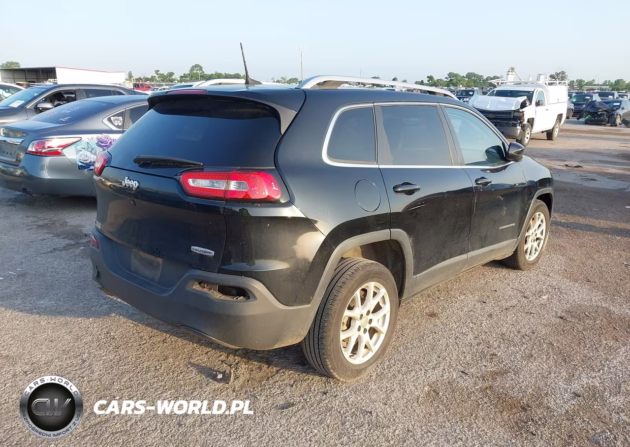 2018 Jeep Cherokee Latitude Plus Fwd VIN:1C4PJLLBXJD584847 - 4