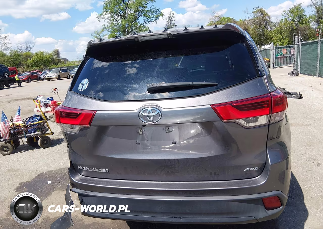 2018 Toyota Highlander Le VIN:5TDBZRFH6JS892799 - 17