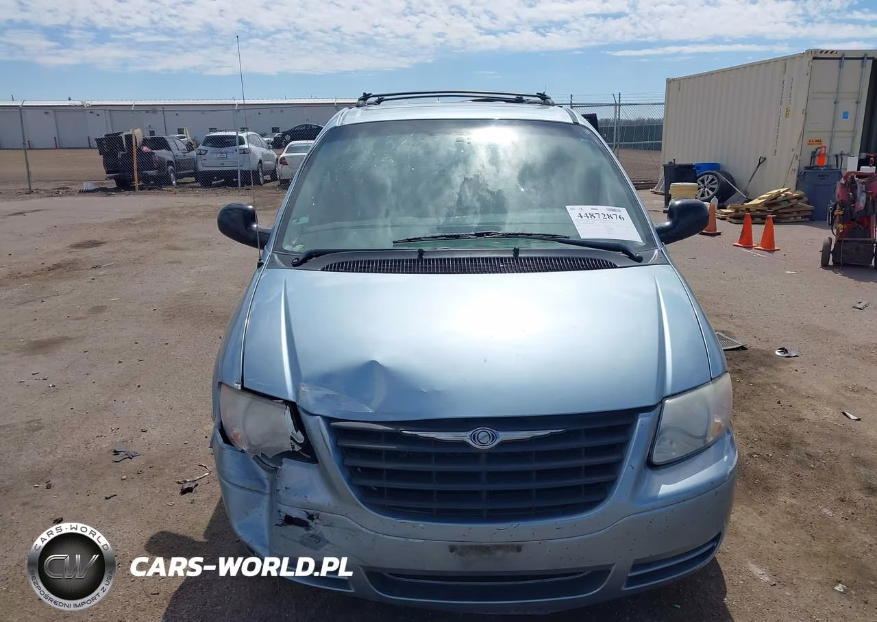 2005 Chrysler Town & Country VIN:1C4GP45R05B417624 - 13