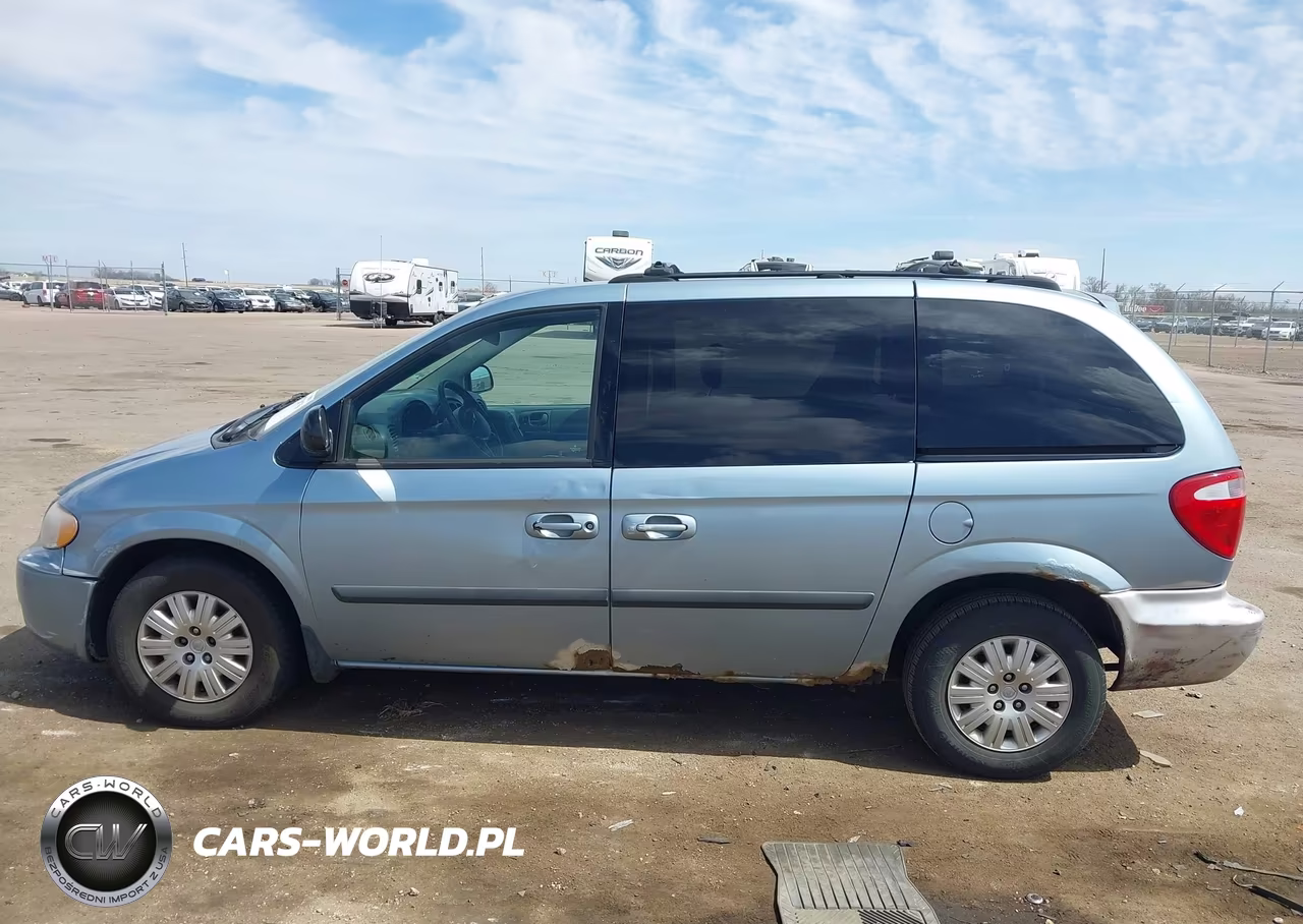 2005 Chrysler Town & Country VIN:1C4GP45R05B417624 - 15