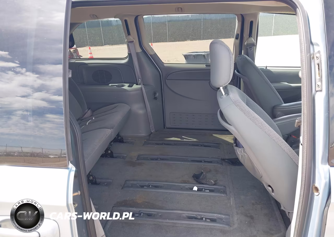 2005 Chrysler Town & Country VIN:1C4GP45R05B417624 - 8