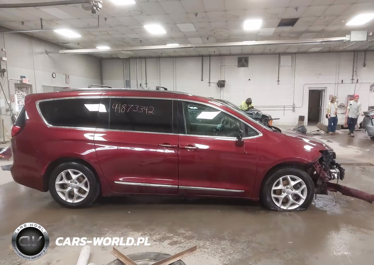2017 Chrysler Pacifica Touring L Plus VIN:2C4RC1EG2HR760054 - 14