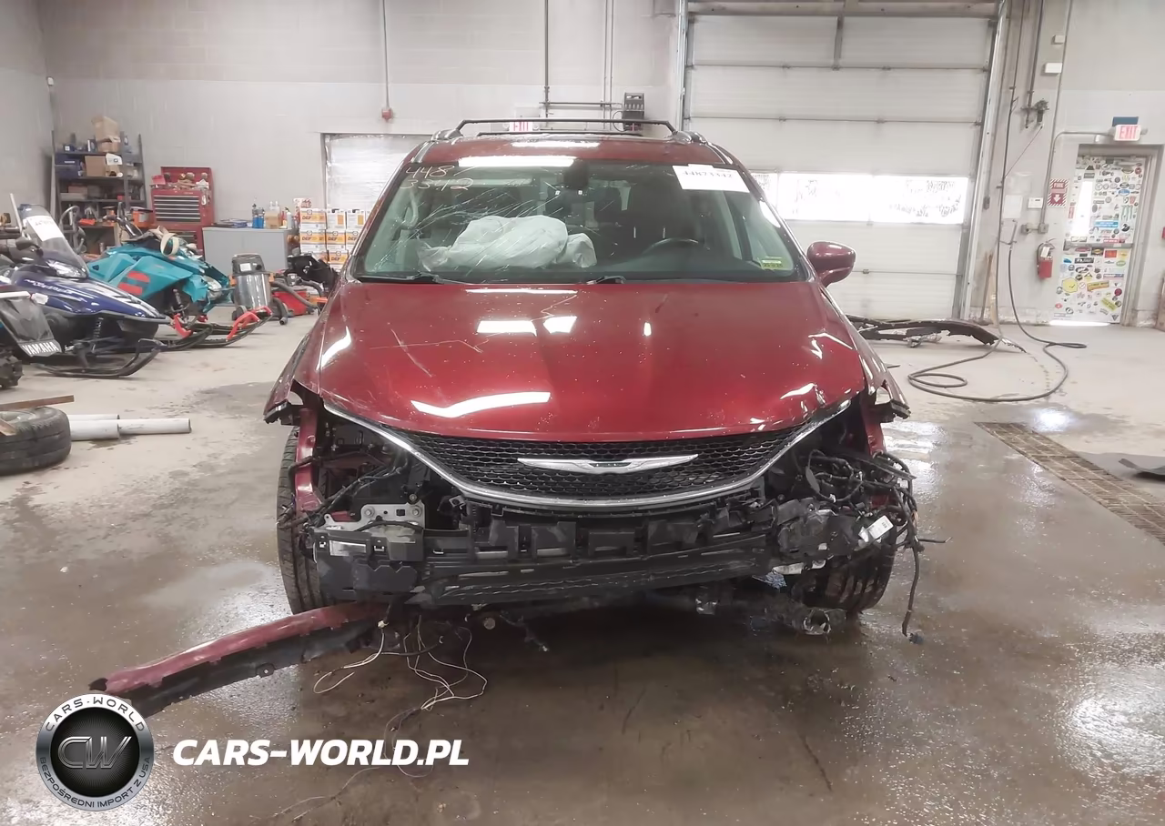 2017 Chrysler Pacifica Touring L Plus VIN:2C4RC1EG2HR760054 - 6