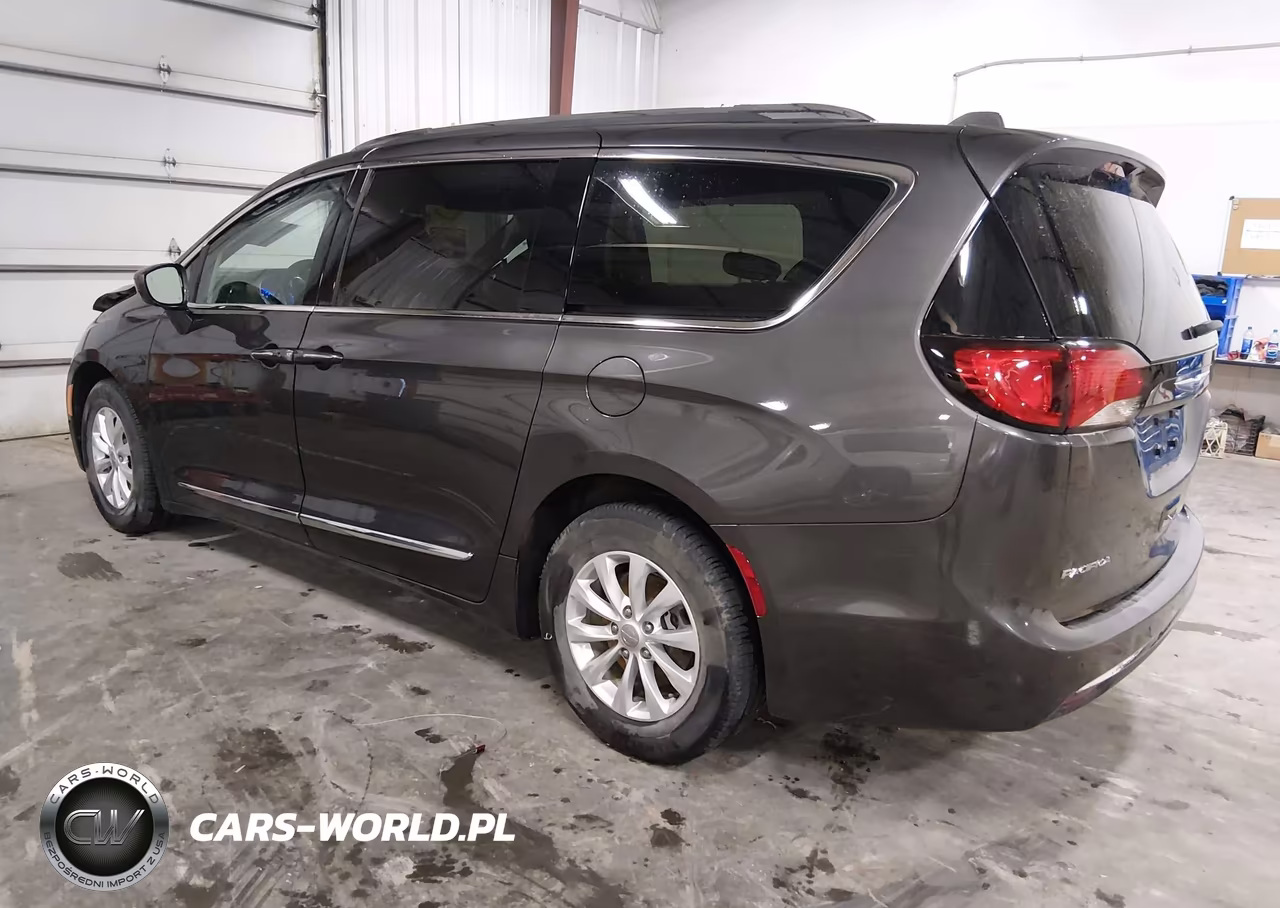 2019 Chrysler Pacifica Touring L VIN:2C4RC1BG6KR540282 - 3