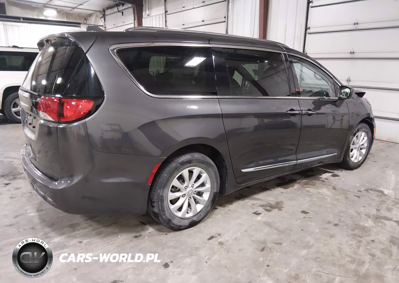 2019 Chrysler Pacifica Touring L VIN:2C4RC1BG6KR540282 - 4