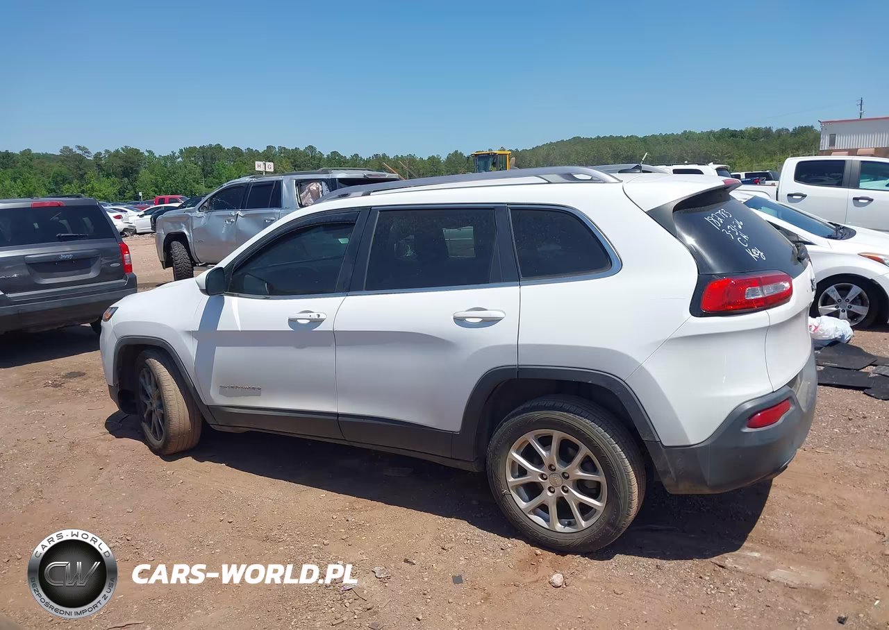 2015 Jeep Cherokee Latitude VIN:1C4PJLCBXFW561631 - 14