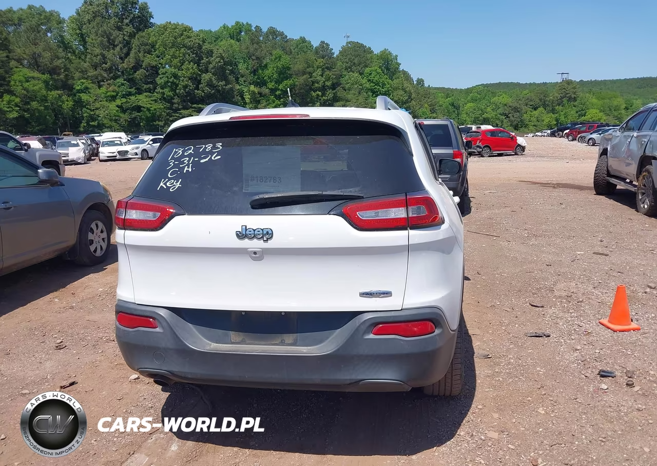 2015 Jeep Cherokee Latitude VIN:1C4PJLCBXFW561631 - 16