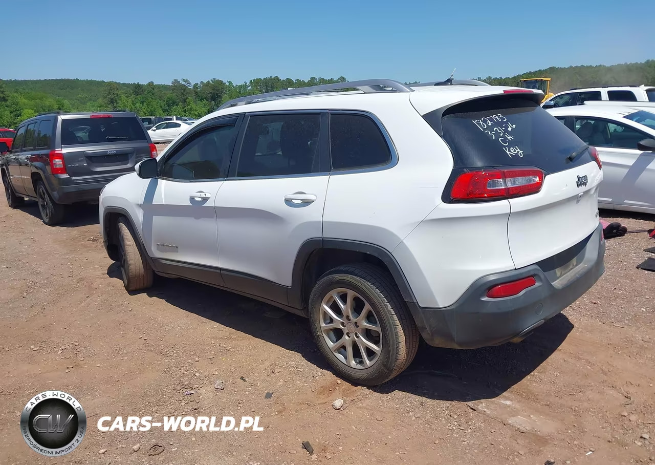 2015 Jeep Cherokee Latitude VIN:1C4PJLCBXFW561631 - 3