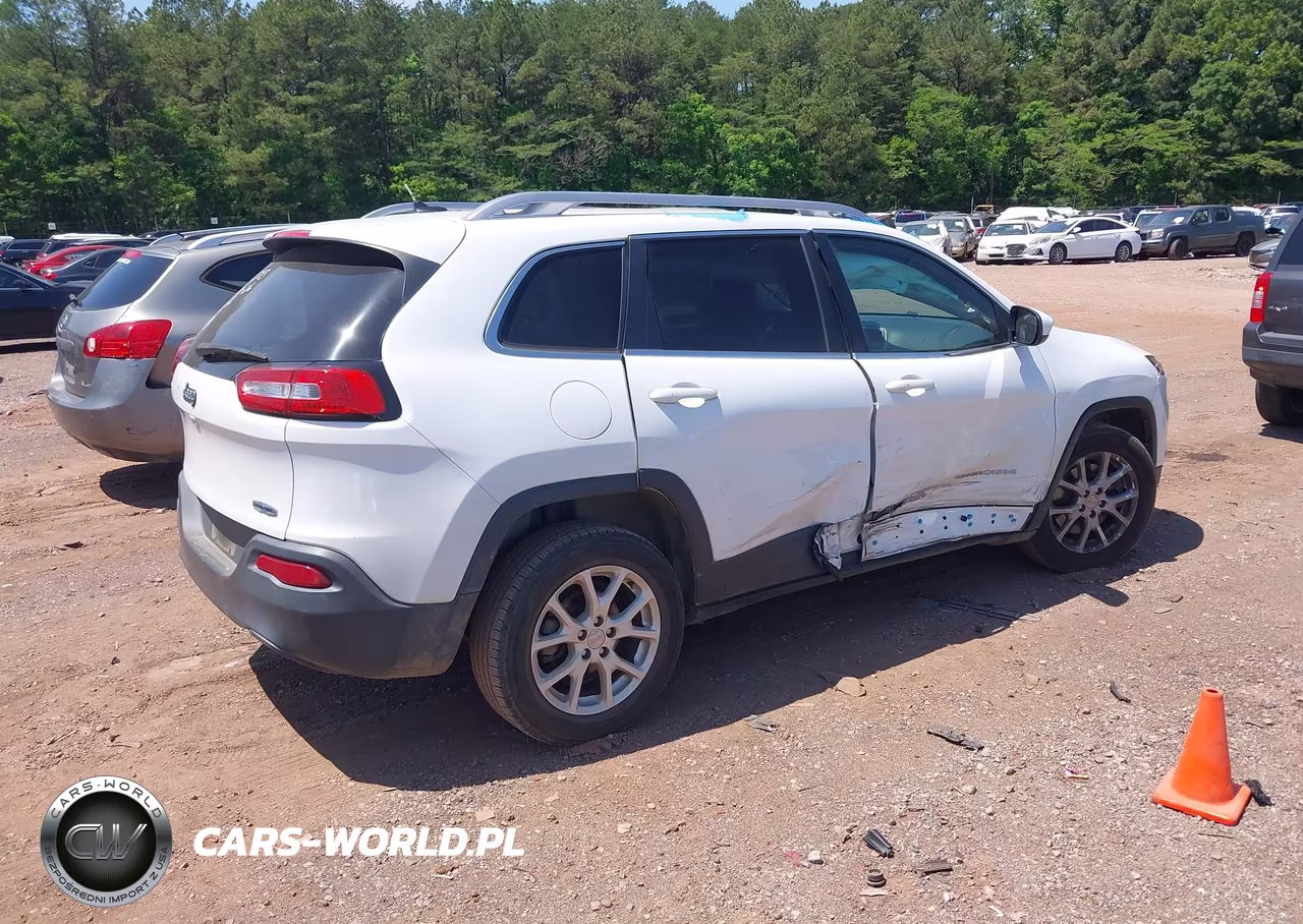 2015 Jeep Cherokee Latitude VIN:1C4PJLCBXFW561631 - 4