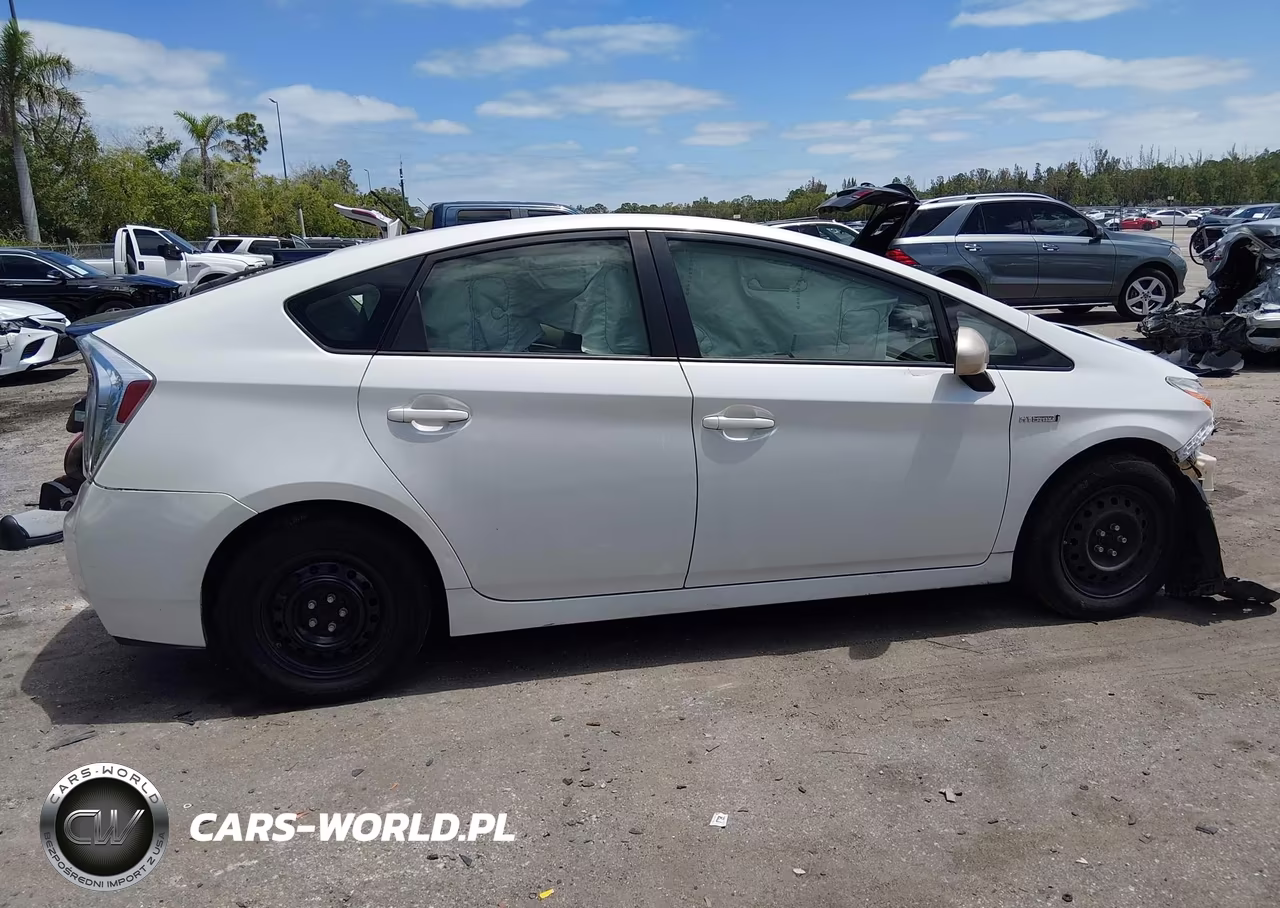 2015 Toyota Prius Two VIN:JTDKN3DU2F0452095 - 13