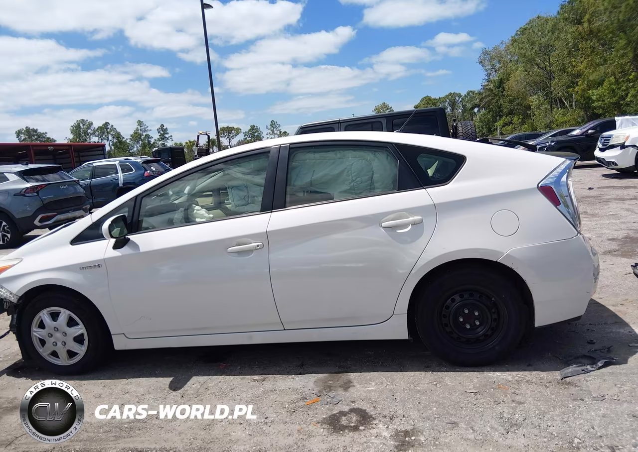 2015 Toyota Prius Two VIN:JTDKN3DU2F0452095 - 14