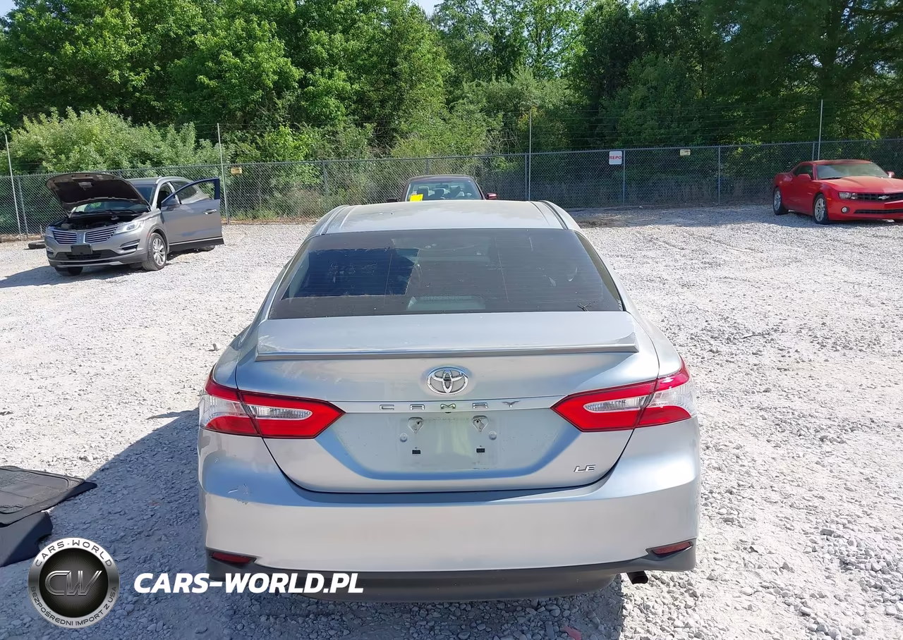 2018 Toyota Camry Le VIN:4T1B11HKXJU571230 - 16