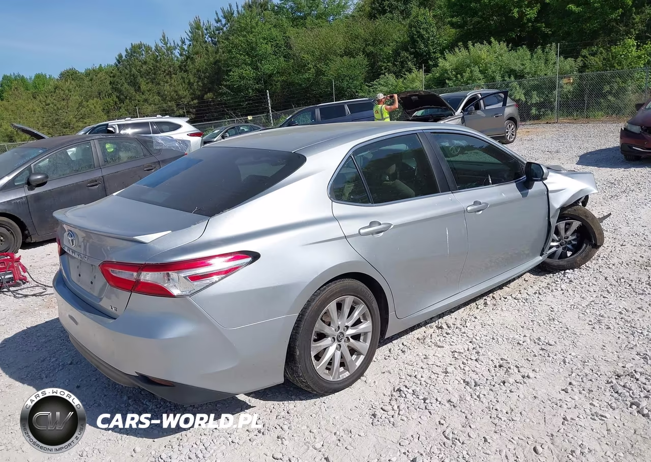 2018 Toyota Camry Le VIN:4T1B11HKXJU571230 - 4