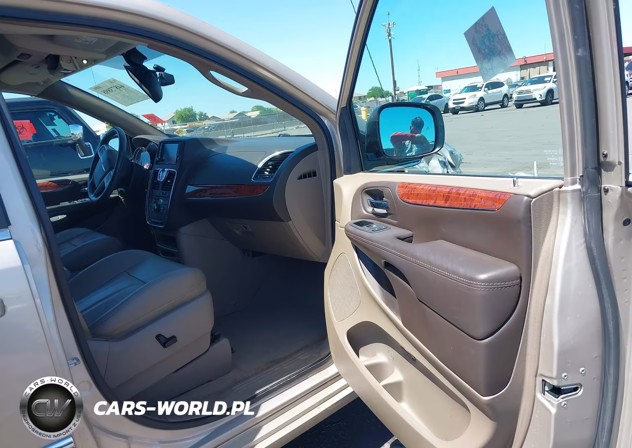 2015 Chrysler Town & Country Touring-L VIN:2C4RC1CGXFR728887 - 5