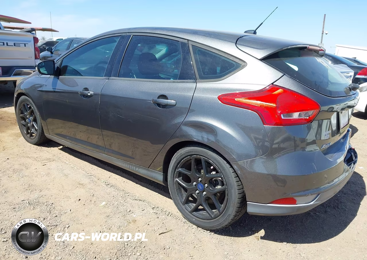 2015 Ford Focus Se VIN:1FADP3K23FL248897 - 3