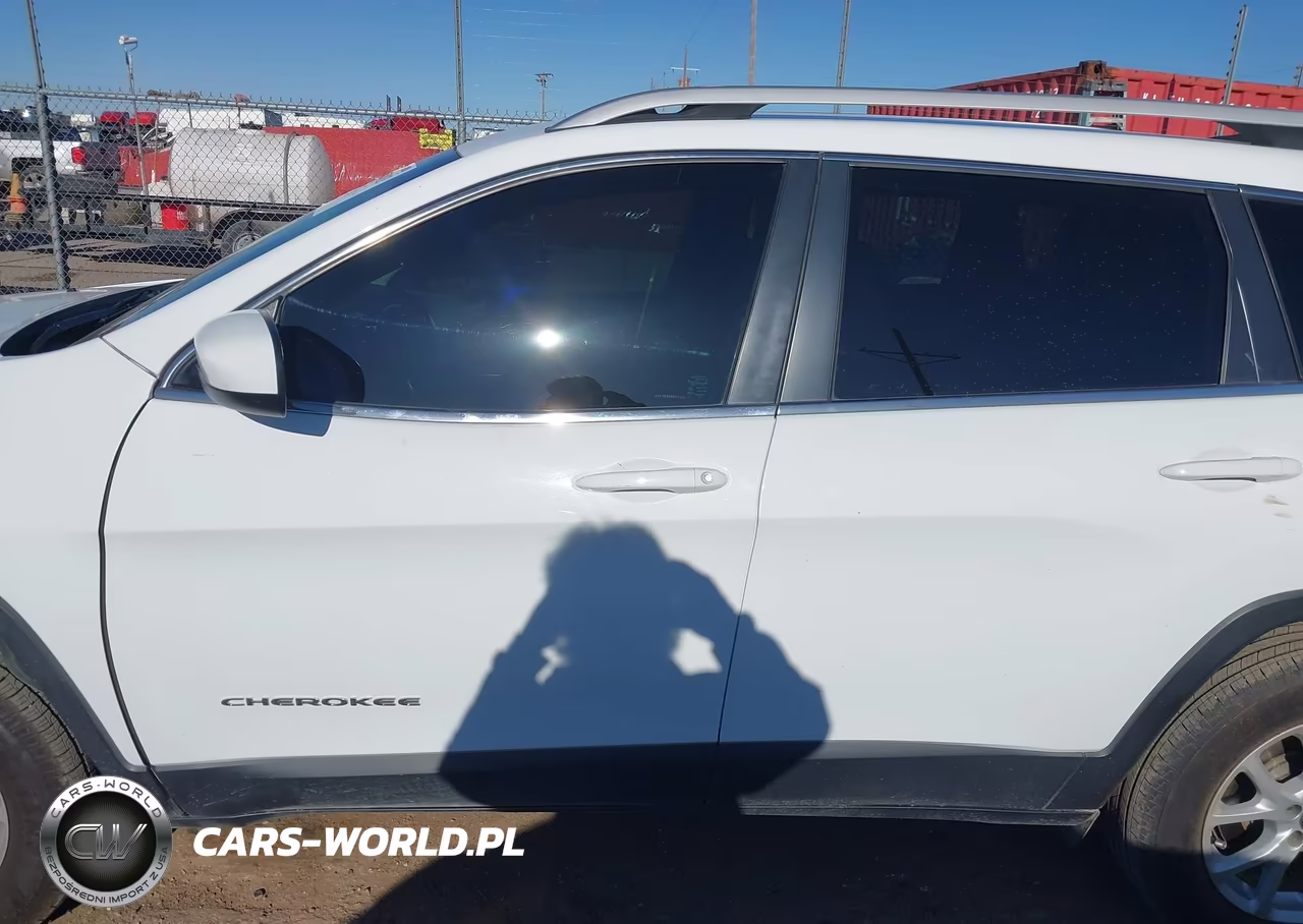2017 Jeep Cherokee Latitude 4X4 VIN:1C4PJMCB8HW544786 - 15