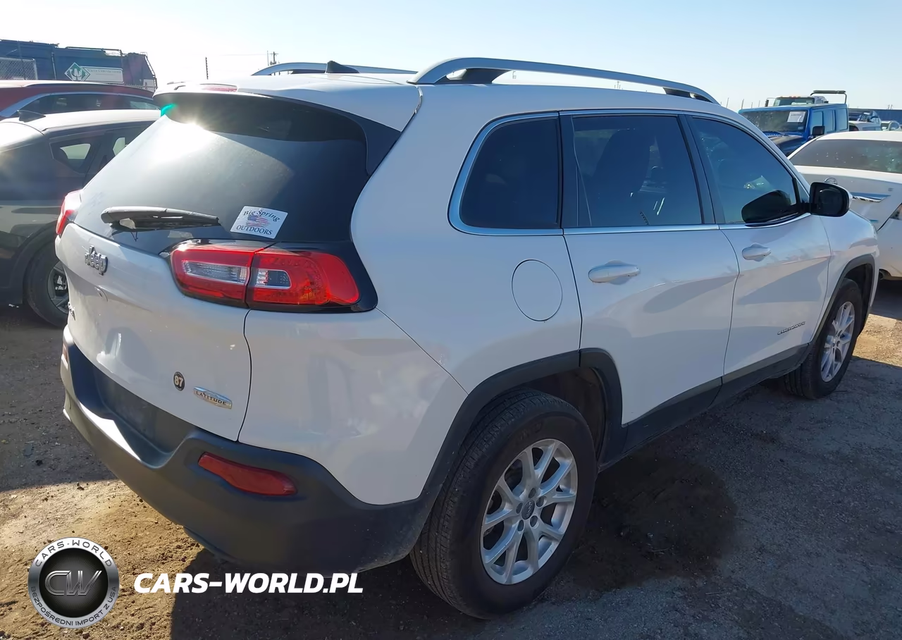 2017 Jeep Cherokee Latitude 4X4 VIN:1C4PJMCB8HW544786 - 4