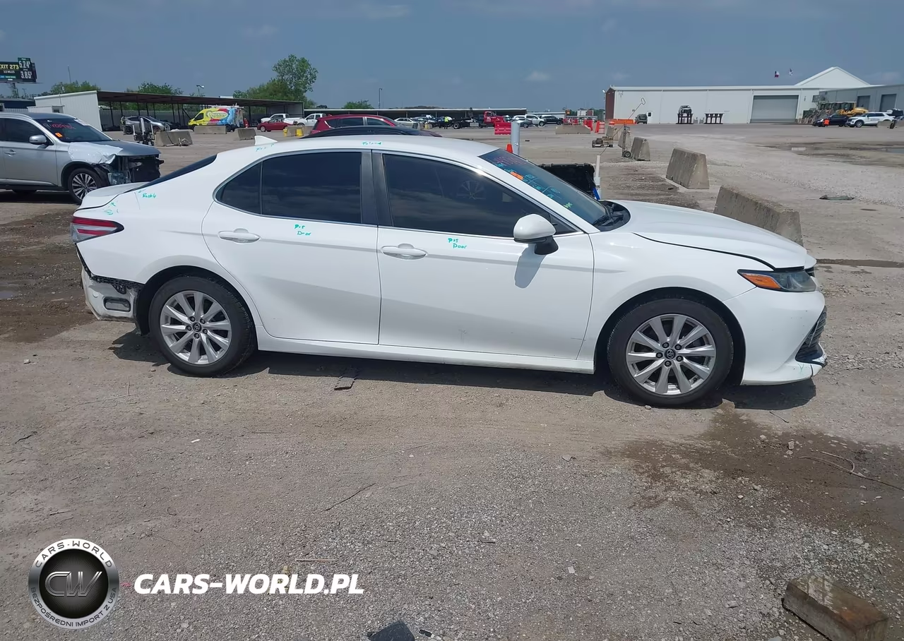 2020 Toyota Camry Le VIN:4T1C11AK7LU348158 - 14