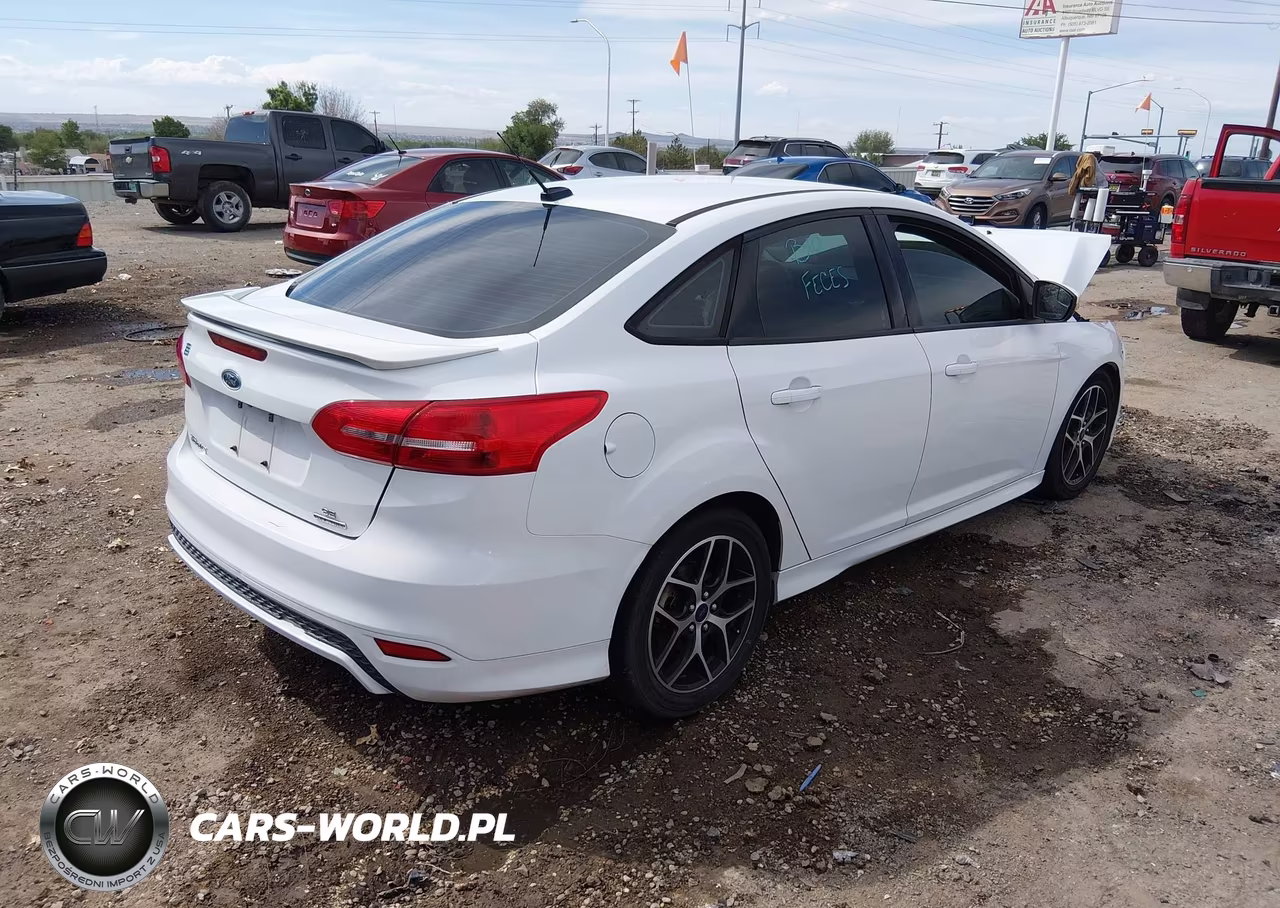 2016 Ford Focus Se VIN:1FADP3F2XGL344165 - 4