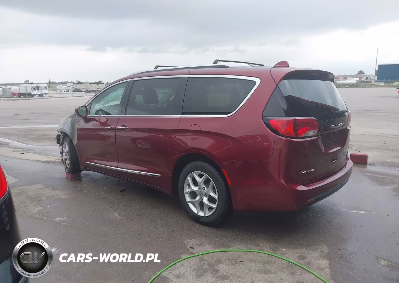 2017 Chrysler Pacifica Touring-L Plus VIN:2C4RC1EG5HR752840 - 3