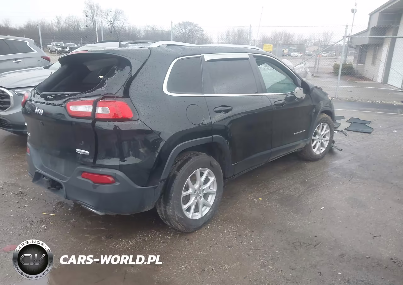 2017 Jeep Cherokee Latitude 4X4 VIN:1C4PJMCS2HW648237 - 4