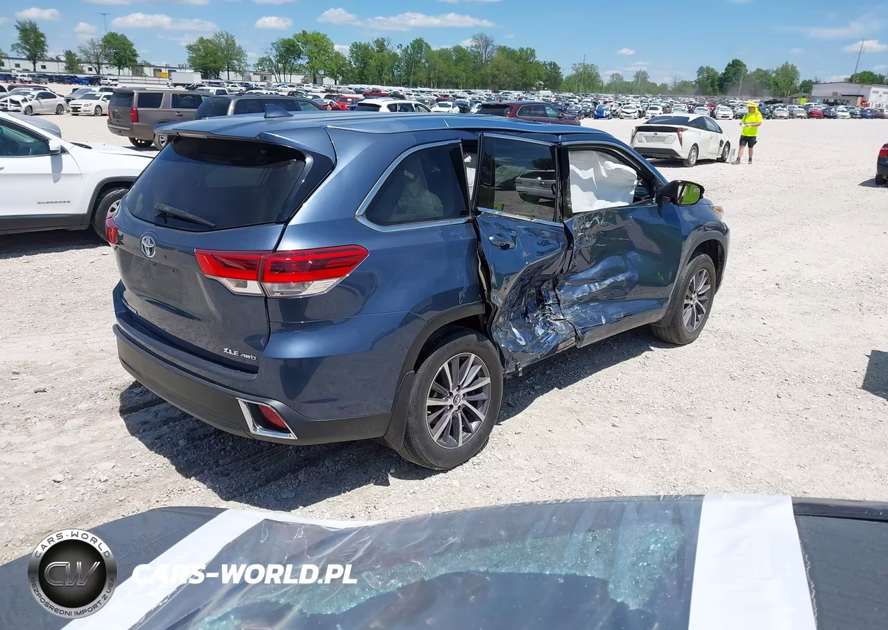 2018 Toyota Highlander Xle VIN:5TDJZRFH8JS486924 - 4