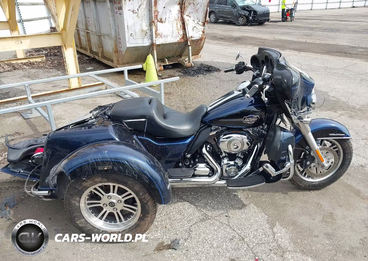 2012 Harley-Davidson Flhtcutg Tri Glide Ultra Classic VIN:1HD1MAM16CB855195 - 11