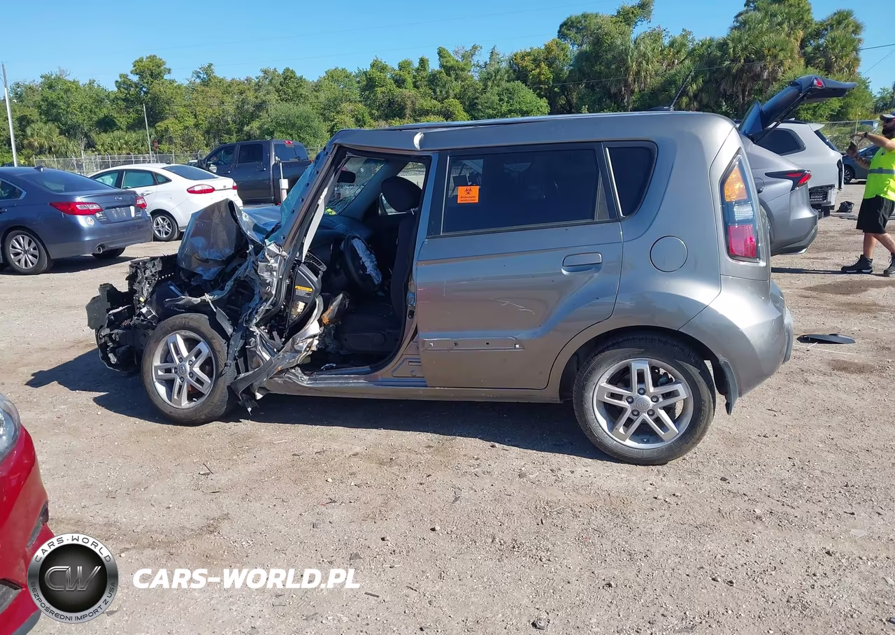 2010 Kia Soul + VIN:KNDJT2A2XA7115544 - 13
