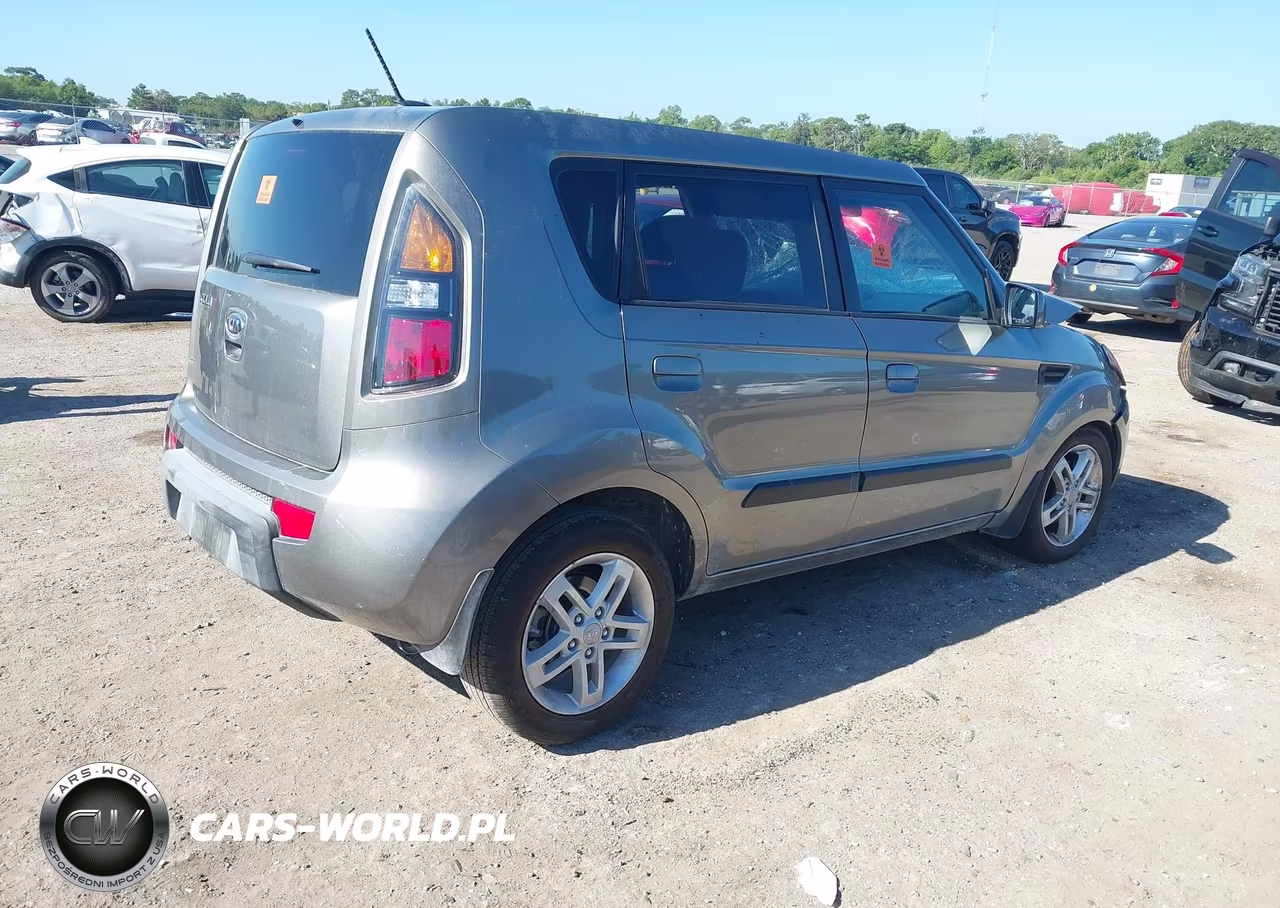 2010 Kia Soul + VIN:KNDJT2A2XA7115544 - 4