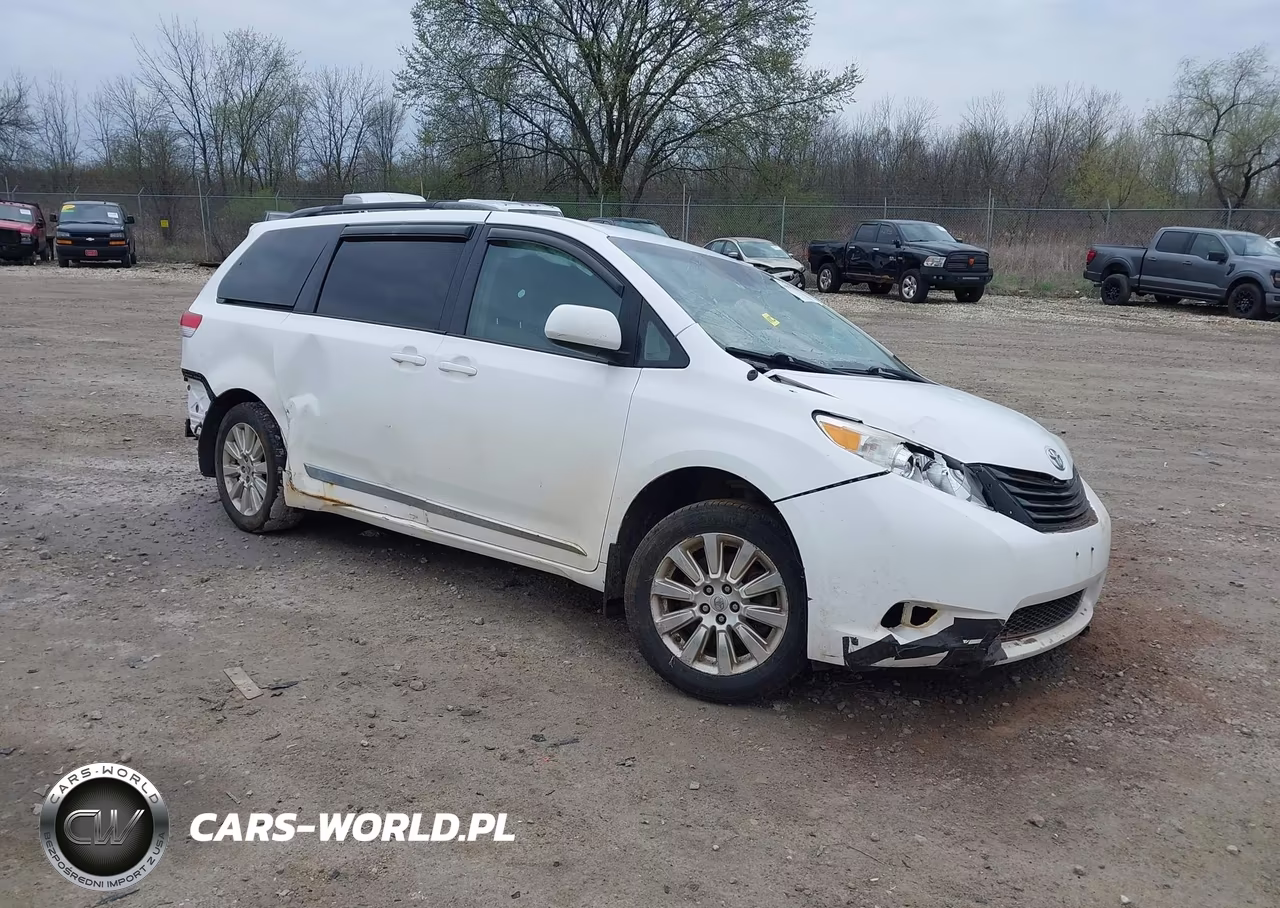 2011 Toyota Sienna Le – zdjęcie 1 z 16