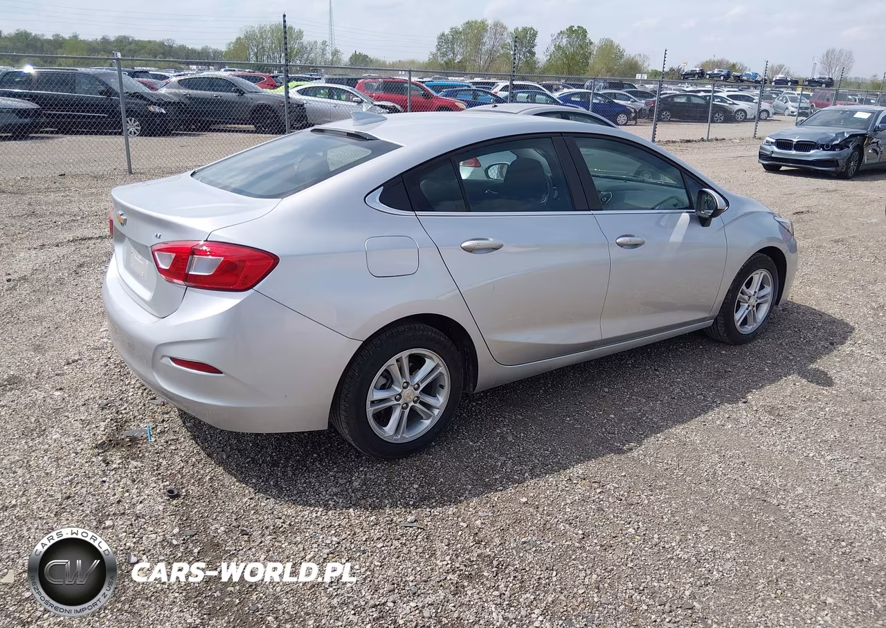 2018 Chevrolet Cruze Lt Auto VIN:1G1BE5SM8J7195418 - 4