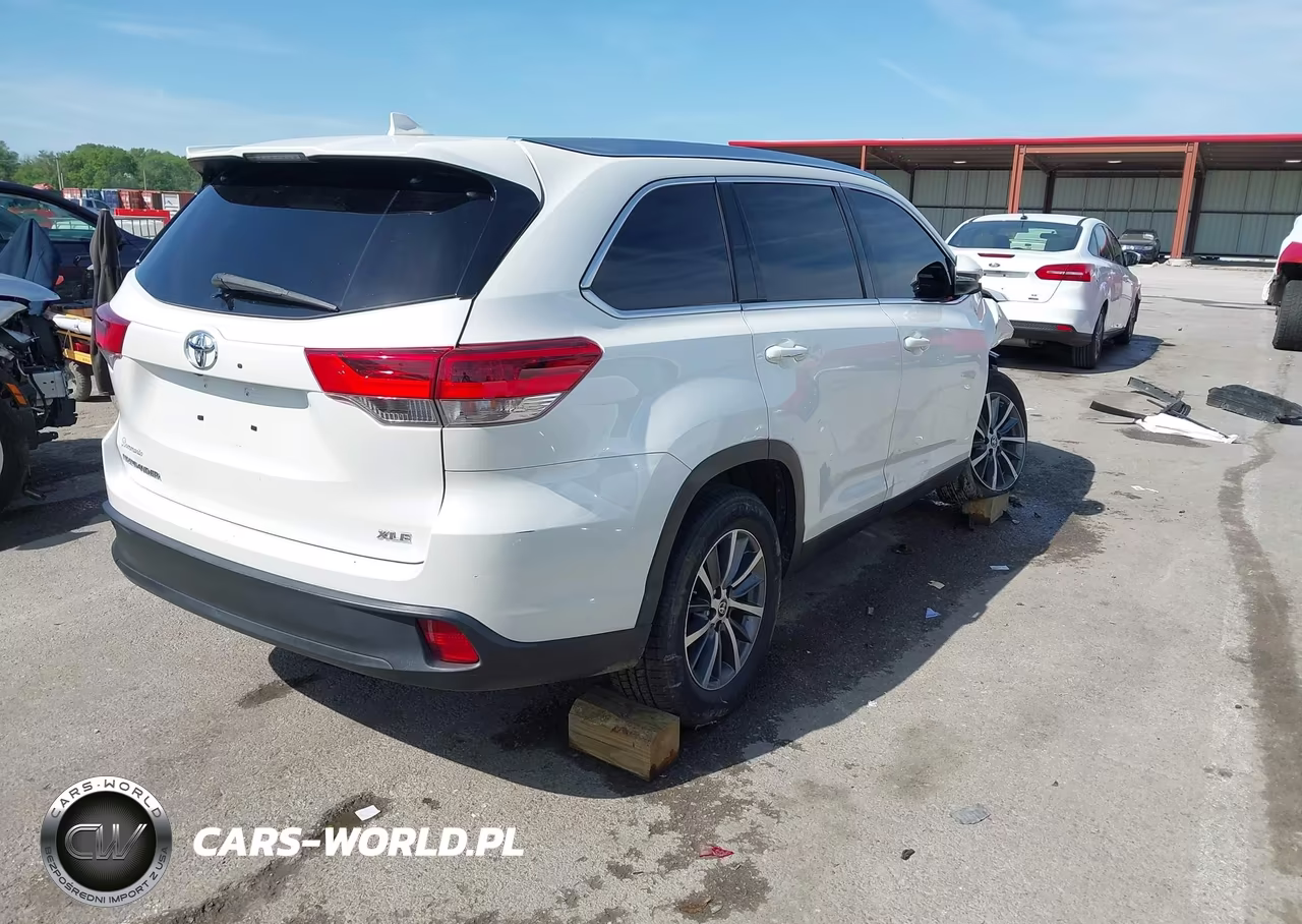 2019 Toyota Highlander Xle VIN:5TDKZRFH7KS369132 - 4