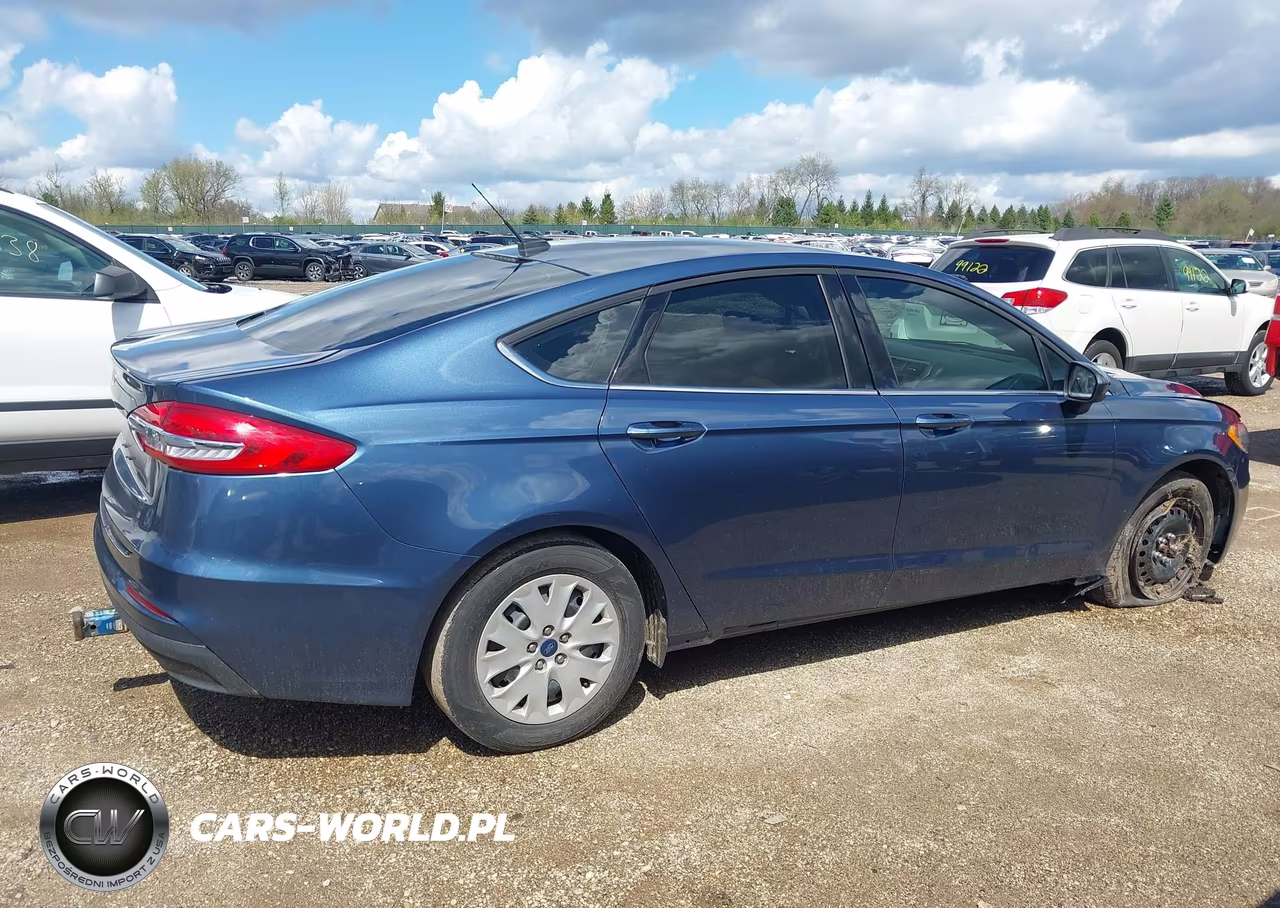 2019 Ford Fusion S VIN:3FA6P0G7XKR163935 - 13