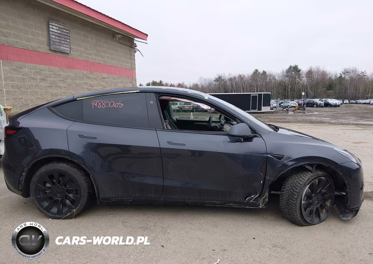 2025 Tesla Model Y Long Range Dual Motor All-Wheel Drive VIN:7SAYGDEE6SA338601 - 14