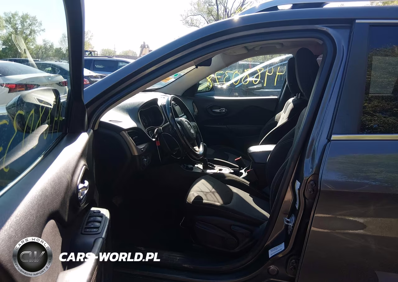 2014 Jeep Cherokee Latitude VIN:1C4PJMCS1EW152213 - 5