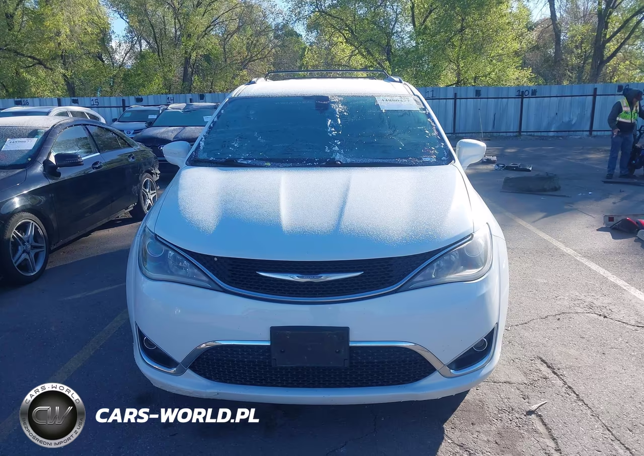 2018 Chrysler Pacifica Touring Plus VIN:2C4RC1FG1JR101631 - 13