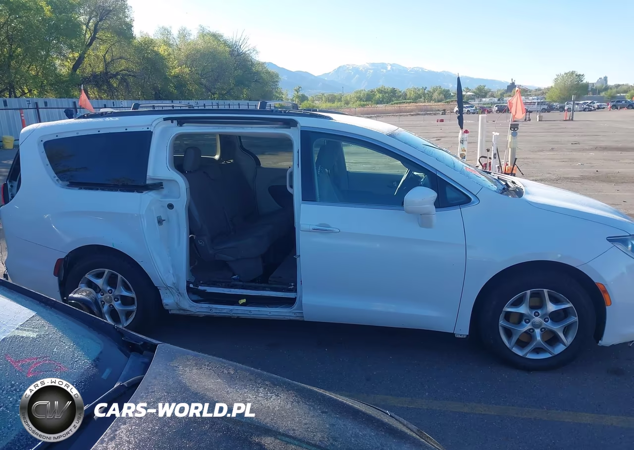 2018 Chrysler Pacifica Touring Plus VIN:2C4RC1FG1JR101631 - 14