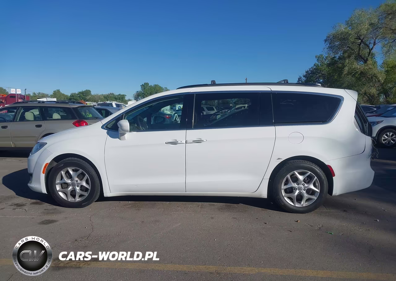 2018 Chrysler Pacifica Touring Plus VIN:2C4RC1FG1JR101631 - 15