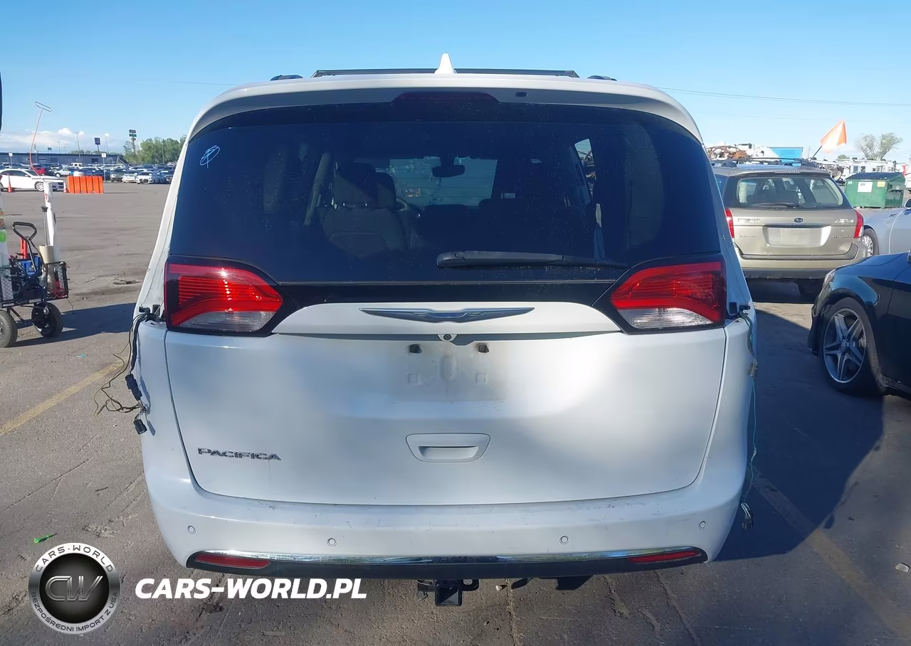 2018 Chrysler Pacifica Touring Plus VIN:2C4RC1FG1JR101631 - 17