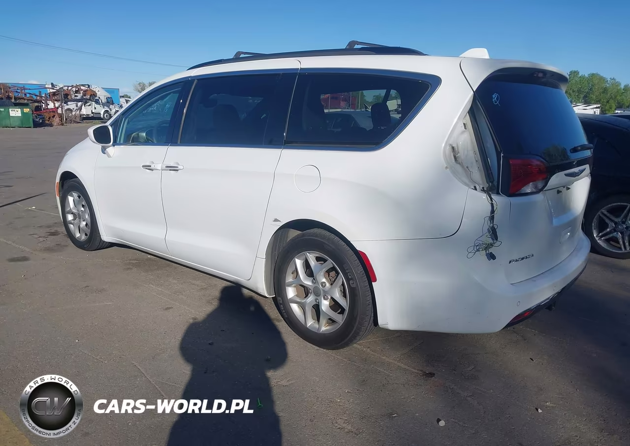 2018 Chrysler Pacifica Touring Plus VIN:2C4RC1FG1JR101631 - 3