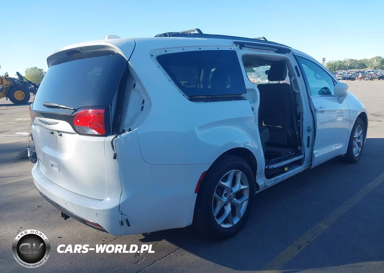 2018 Chrysler Pacifica Touring Plus VIN:2C4RC1FG1JR101631 - 4