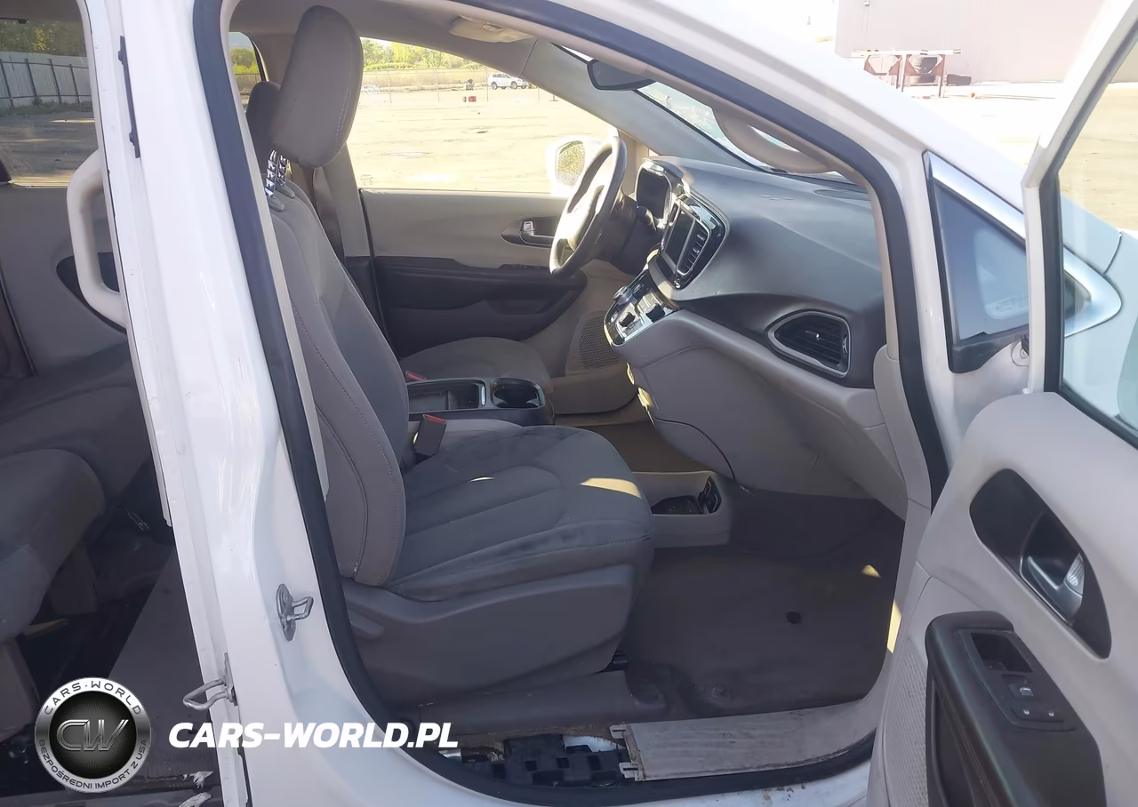 2018 Chrysler Pacifica Touring Plus VIN:2C4RC1FG1JR101631 - 5