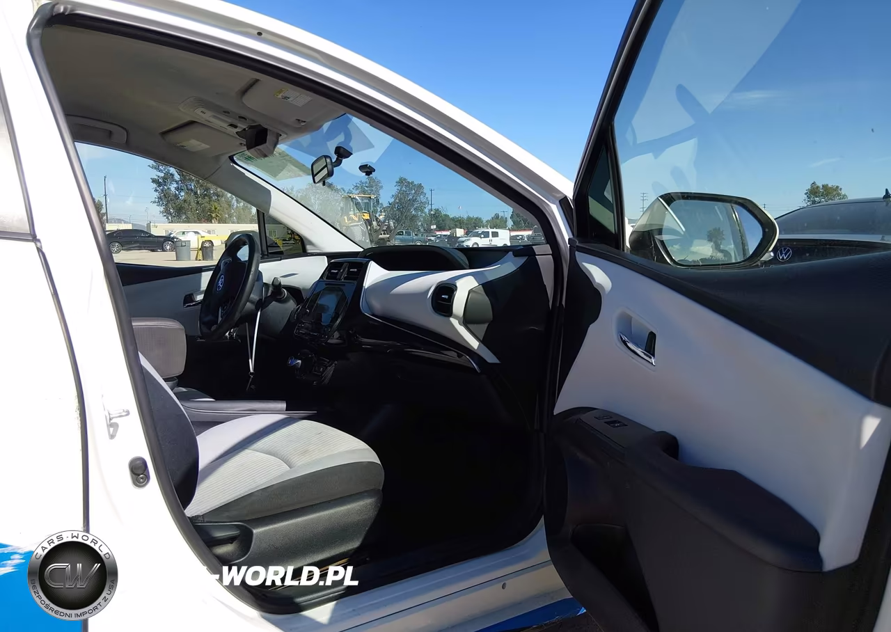 2016 Toyota Prius Two VIN:JTDKBRFUXG3022582 - 5