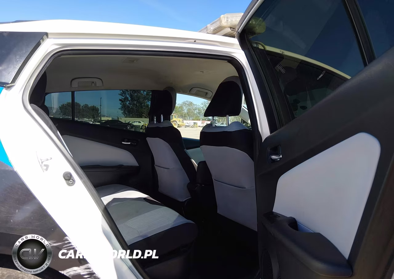 2016 Toyota Prius Two VIN:JTDKBRFUXG3022582 - 8