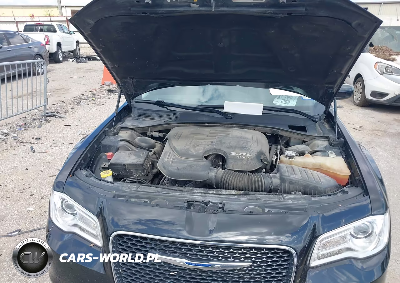 2020 Chrysler 300 Touring L VIN:2C3CCAAG9LH171985 - 10