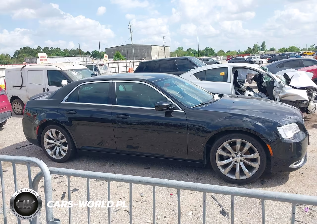 2020 Chrysler 300 Touring L VIN:2C3CCAAG9LH171985 - 13