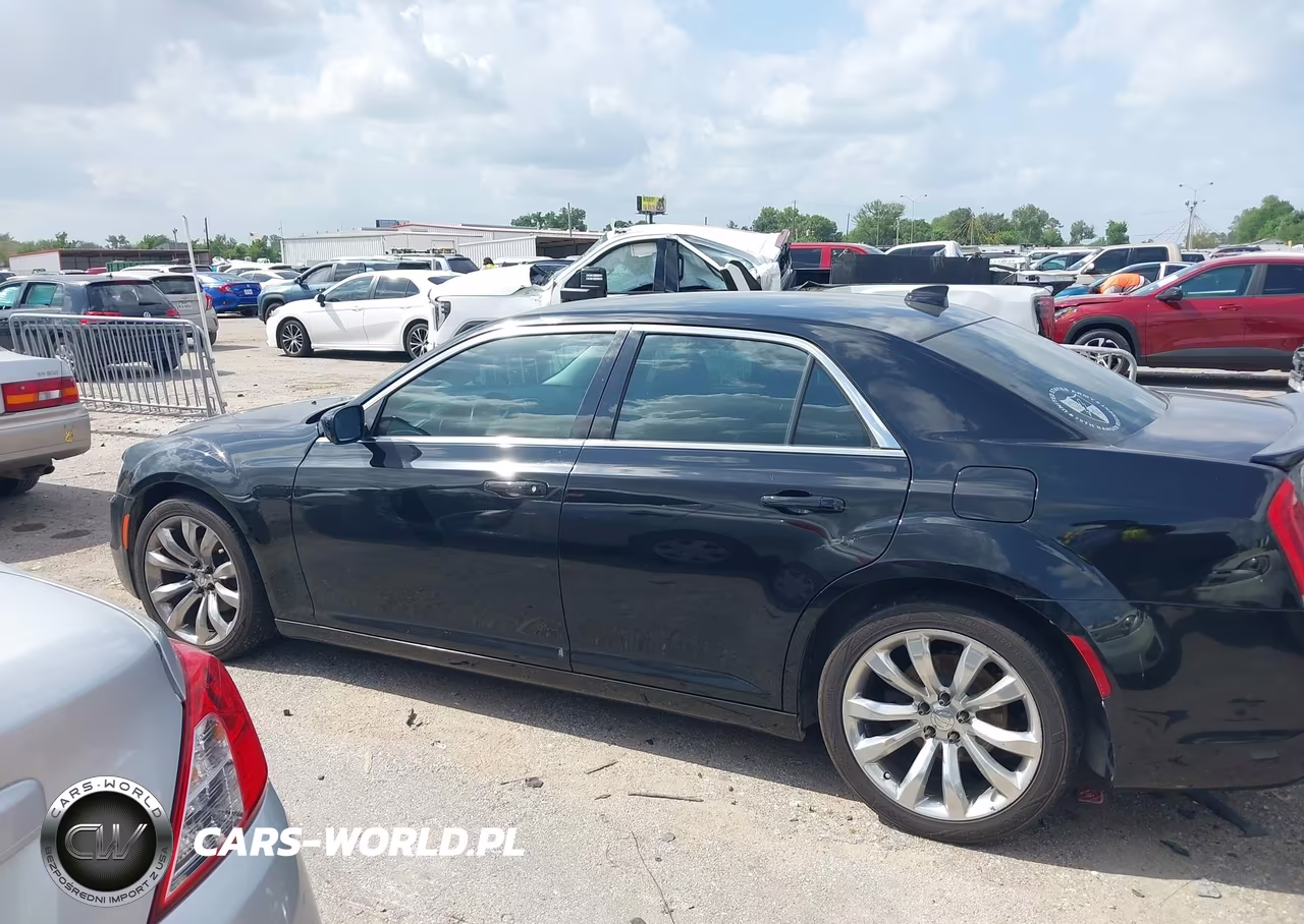 2020 Chrysler 300 Touring L VIN:2C3CCAAG9LH171985 - 14