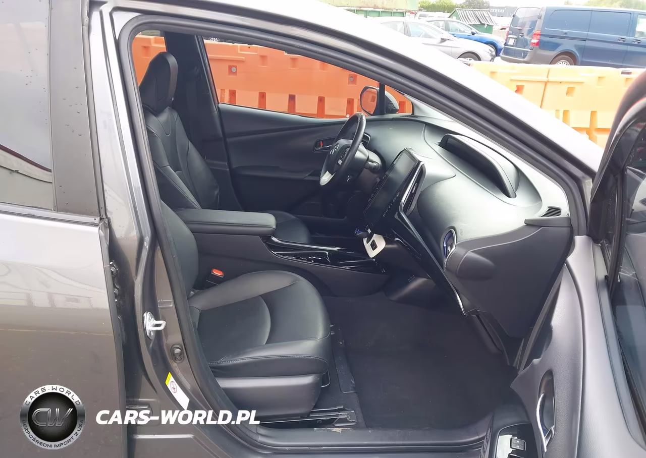 2018 Toyota Prius Four Touring VIN:JTDKARFU8J3549000 - 5