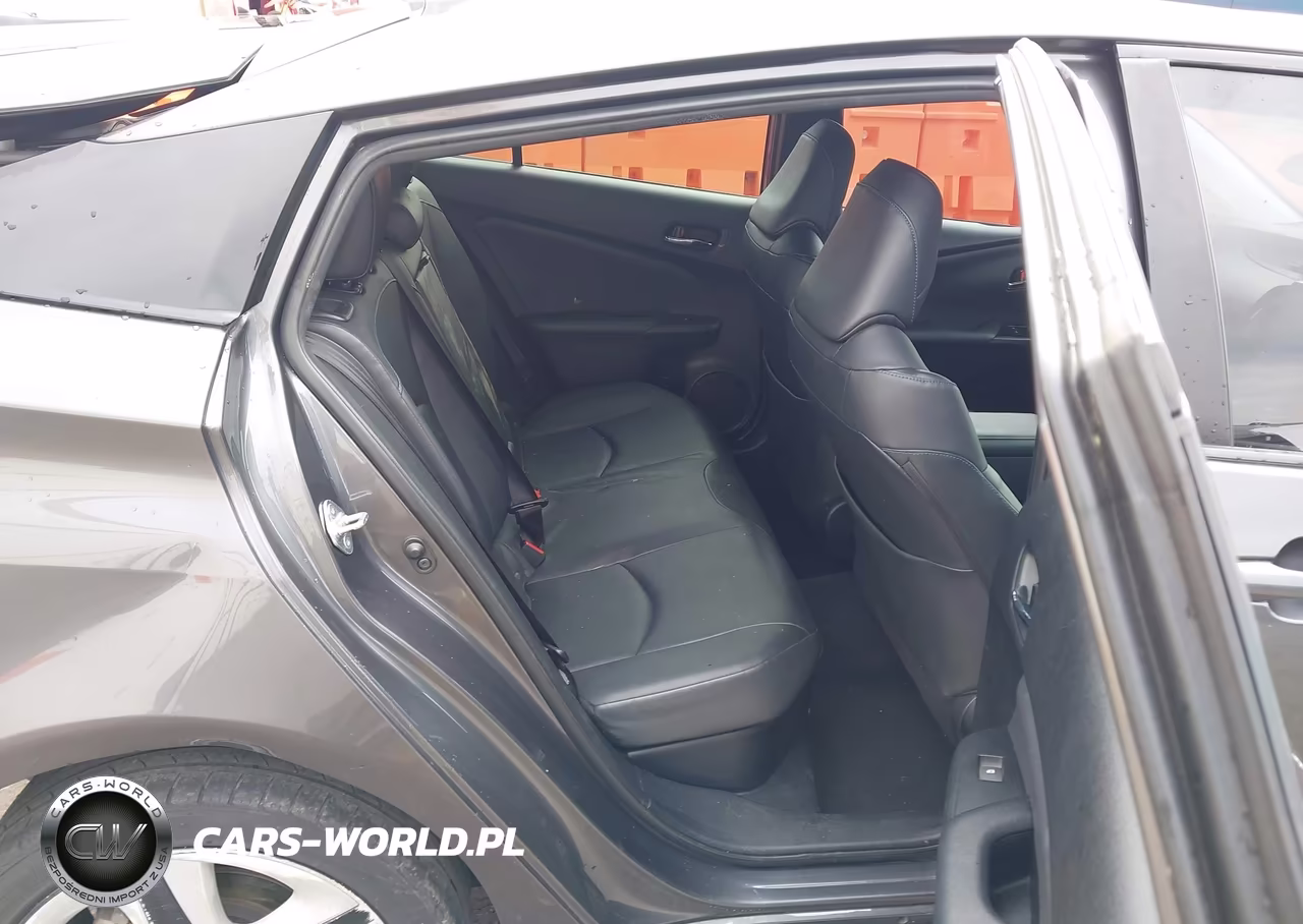2018 Toyota Prius Four Touring VIN:JTDKARFU8J3549000 - 8