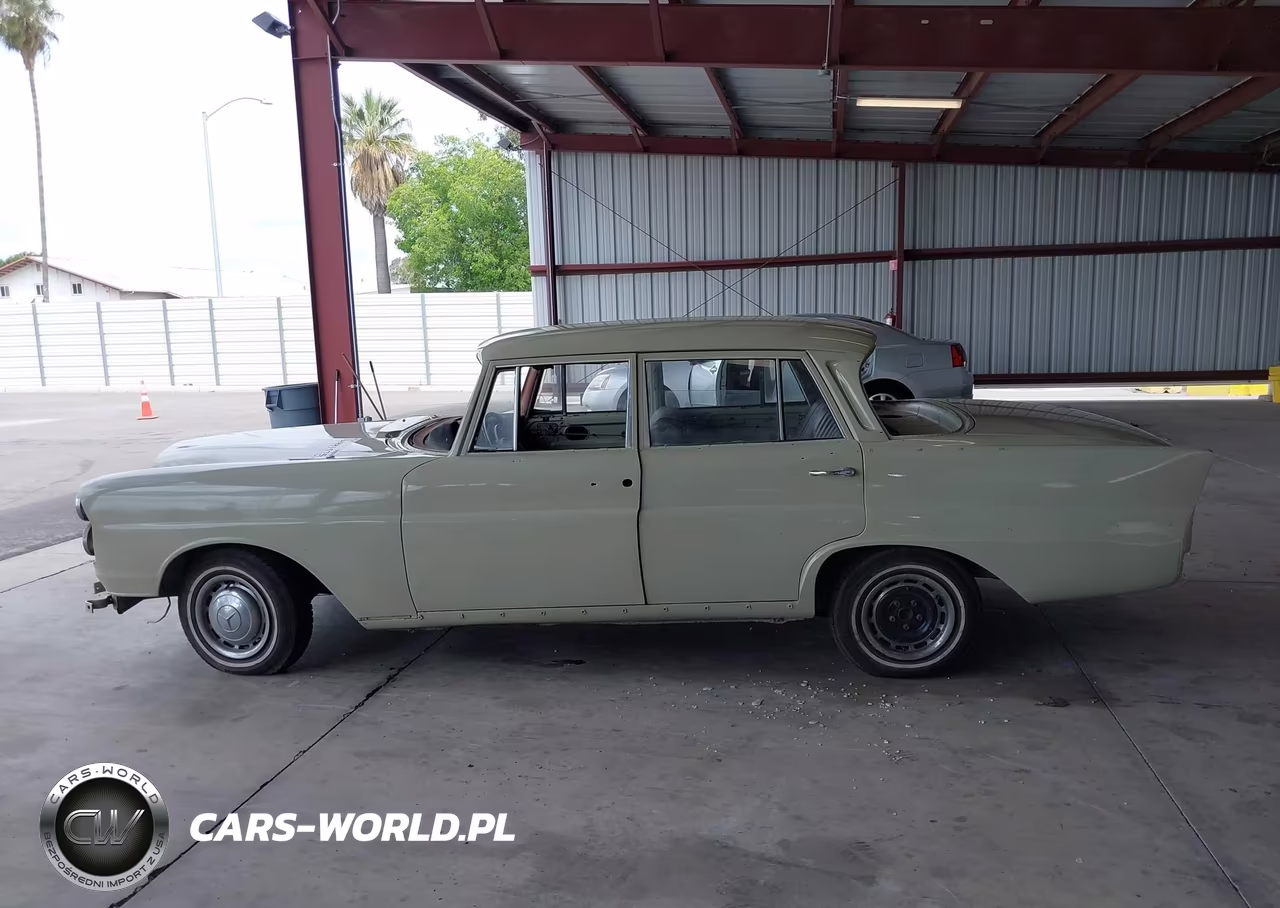 1967 Mercedes-Benz 230S VIN:12101816 - 15